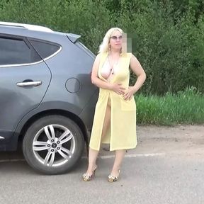 Summer milf walking naked of the road