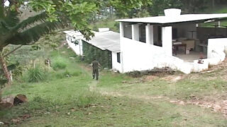 Militari musculoși își sug pulile înainte să le fută curve gay în cur