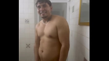 Me encanta cuando me invitan al vapor para verme desnudo y despu&eacute_s me manosean y me terminan convenciendo de que me los folle