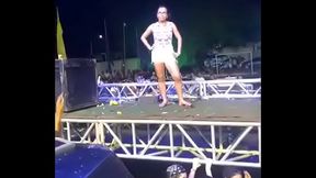 Piranhas tirando a roupa no palco do crocodilo prime