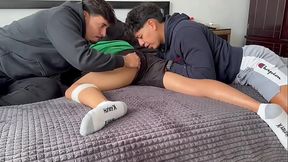 Heterosexual por dinero se deja chupar el culo y manosear