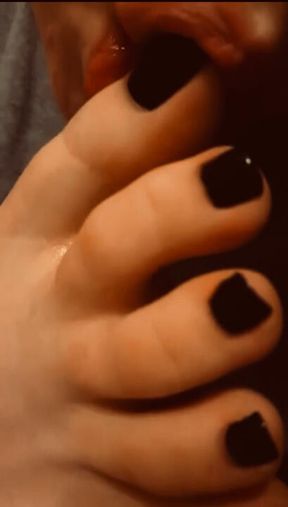 Come watch me worship my toes 😏🖤