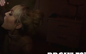 Seductive cougar Maxim Law cant resist to fuck