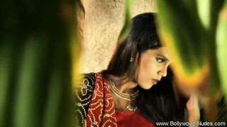 Bollywood Babe Likes to Show off while Dancing Nakedly