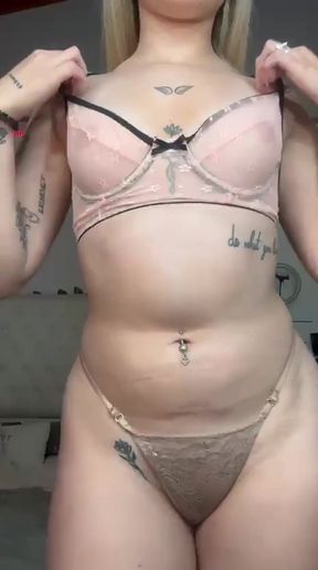 Teen Onlyfans Shows Off Curvy Body in Solo Posing
