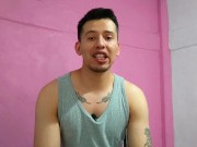 El Plomero me folla en el patio de mi casa con su vergota curva