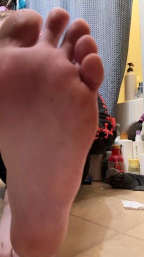 Goddess Sapphire shows you Her soles