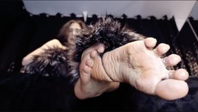 You jerk off over your italian mistress's feet ITA