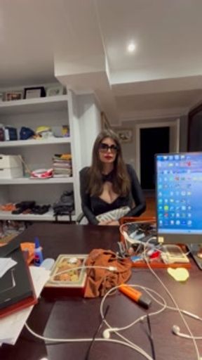 La secretary sucks cock