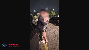 depois de namorar no mc donalds, o corno nos levou para o motel, mas fui fodendo no caminho dentro do carro