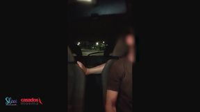 depois de namorar no mc donalds, o corno nos levou para o motel, mas fui fodendo no caminho dentro do carro