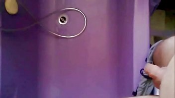 Heimlich in die Badewanne gepisst