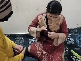 Desi aunty ko saman dene ke bahane pel diya
