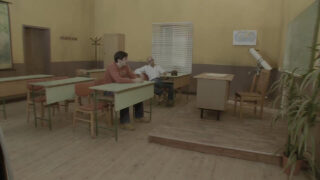 A loira de seios enormes, Monique Covet, tem sua bunda penetrada duplamente enquanto chupa um pau de lingerie, para um final com gozo na boca.