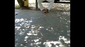 se&ntilde_or muestra el bulto en la plaza