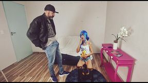 meu padrasto se aproxima demim toda vez que estou penteando cabelo!