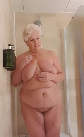 I love that shower head tickling my pussy