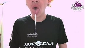 POV. Macho brincando com saliva sozinho