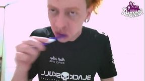 POV. Macho brincando com saliva sozinho