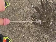 Auf dem Parkplatz gepisst