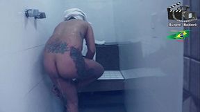 Mulher morena sarada de academia Evy Kethlyn toma banho no banheiro do rubens badaro.