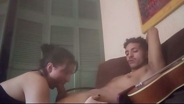 Mi compa&ntilde_era de cuarto de la universidad entr&oacute_ en m&iacute_ Giving una mamada en nuestro dormitorio y comenz&oacute_ a masturbarse?