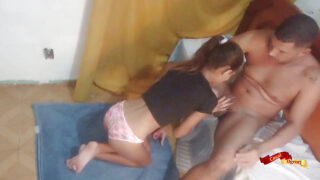 Muie &#8211; videoclip de casă cu o superbă fiică vitregă latină amatoră cu funduleț, futută hardcore în anus