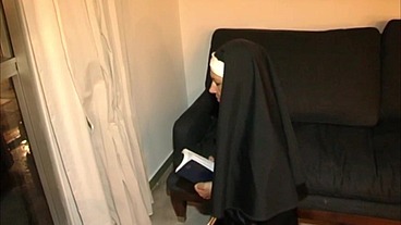 LA RELIGIOSA se auto castiga pero no puede evitar ser recojida en una orgia