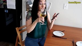 sinn sage peeing her tight jeans at restaurant