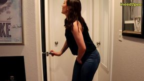 sinn sage peeing her tight jeans at restaurant