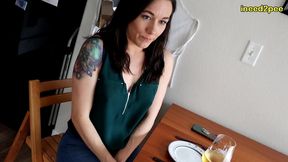 sinn sage peeing her tight jeans at restaurant