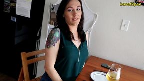sinn sage peeing her tight jeans at restaurant