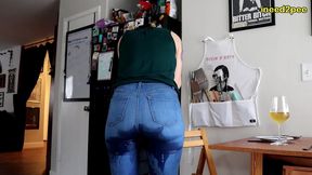 sinn sage peeing her tight jeans at restaurant