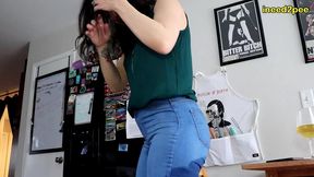 sinn sage peeing her tight jeans at restaurant