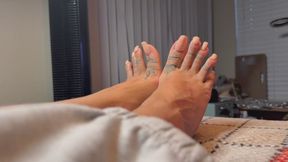 Seducing natural nude toenail wiggles