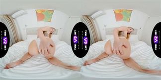 TmwVRnet Lucky Bee Blondie orgasms in her new lingerie