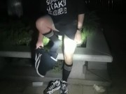 公園で通行人に彼の手の中毒を示す黒いストッキングのかわいい