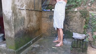 අම්මෝ කැරි කද නන්ගි ගමේ ඉදන් ඇවිත් Lesbian Solo girl bathing fun SRI LANKAN LESBIAN