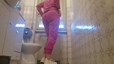 A beautiful pee in the public toilet big long pee 4K