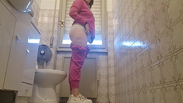 A beautiful pee in the public toilet big long pee 4K