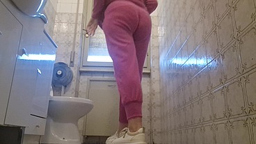 A beautiful pee in the public toilet big long pee 4K