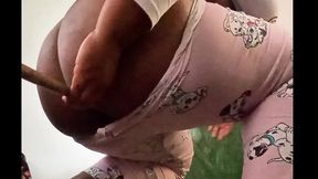 crente safada da bunda enorme arrumando a casa e se exibindo