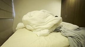 Le hago cosquillas a mi hermanastra hasta que me pide que no pare.