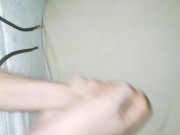 19 Jähriger wichst im Bett und spritzt auf das Laken