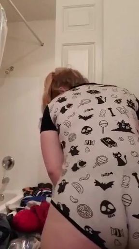 Feral Fae Queen Strips and Rides a Dildo for Your Pleasure