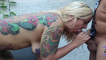 loira tatuada fode gostoso na rola grande do seu amigo cheia de tesão.