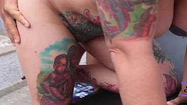 loira tatuada fode gostoso na rola grande do seu amigo cheia de tesão.