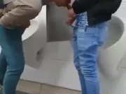 Mamada en el baño de h