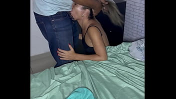 Belinha presenteou o f&atilde_ com a bucetinha e ganhou duas gozadas dentro