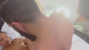 aproveitei e filmei o corno comendo a esposa puta dele